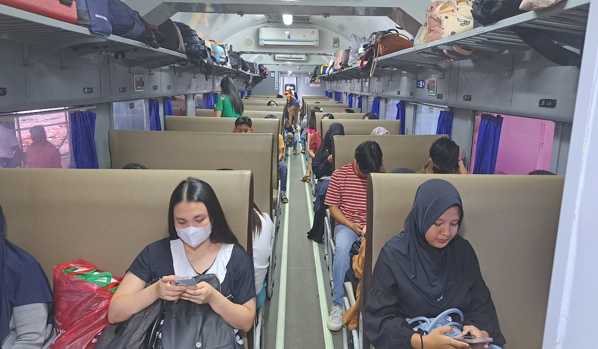 Suasana dalam KA di Sumut