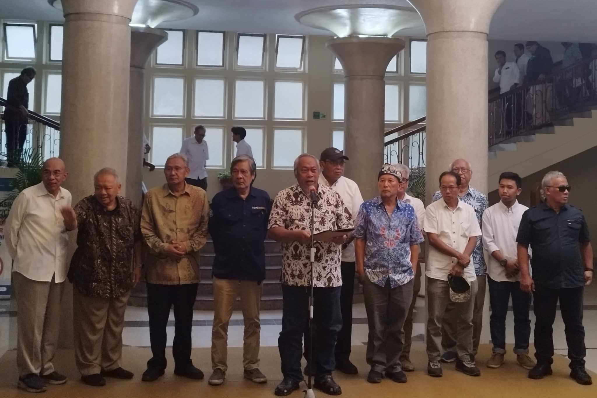 Guru Besar Fakultas Fakultas Psikologi Prof Drs Koentjoro membacakan petisi yang berisi kritikan untuk pemerintahan Jokowi.