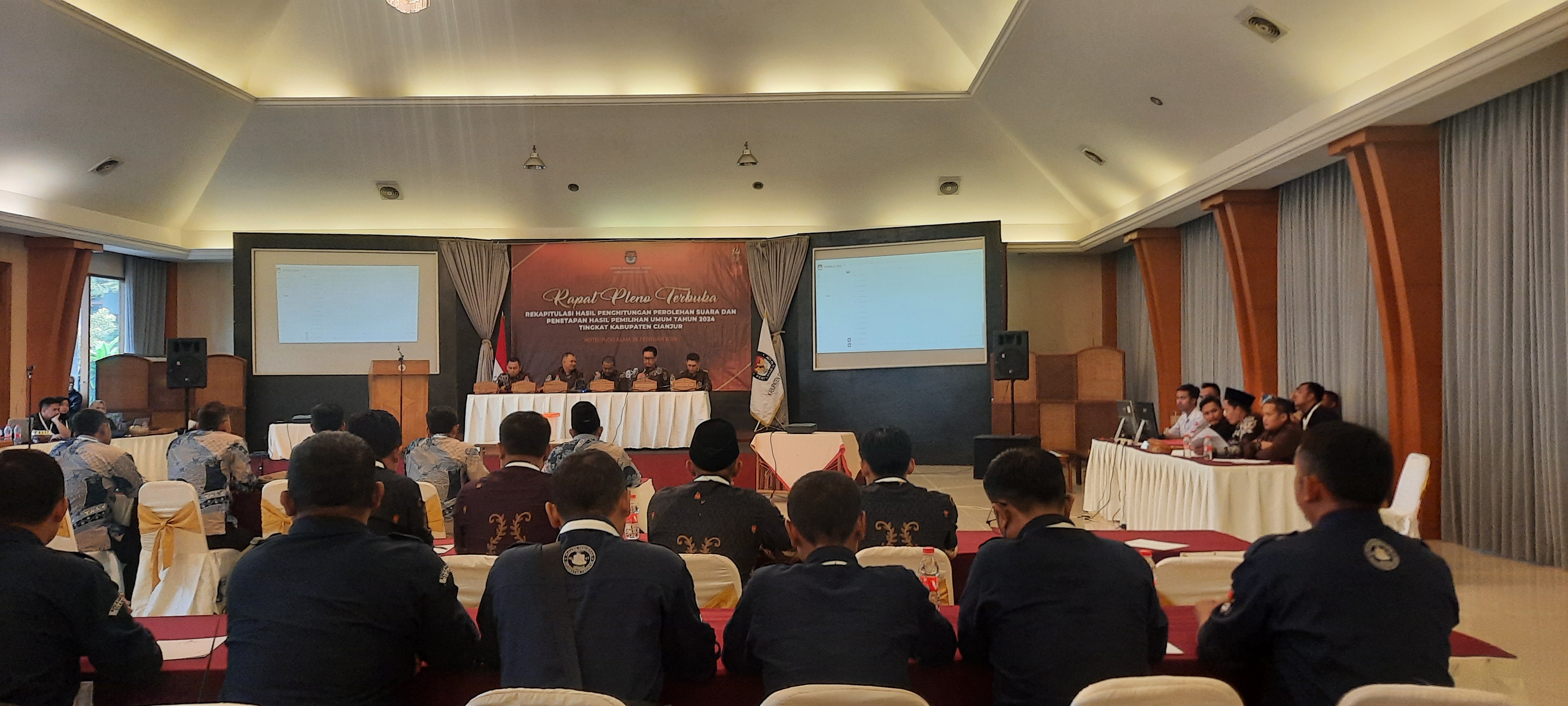 KPU Cianjur melakukan pleno rekapitulasi hasil penghitungan suara Pemilu 2024