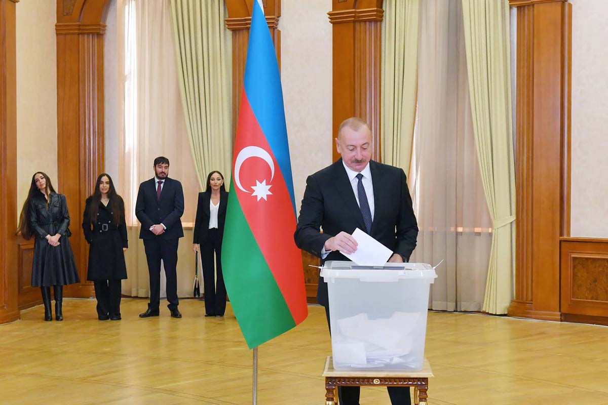 Presiden Azerbaijan, Ilham Aliyev, berhasil meraih masa jabatan kelima secara beruntun dalam pemilihan presiden.