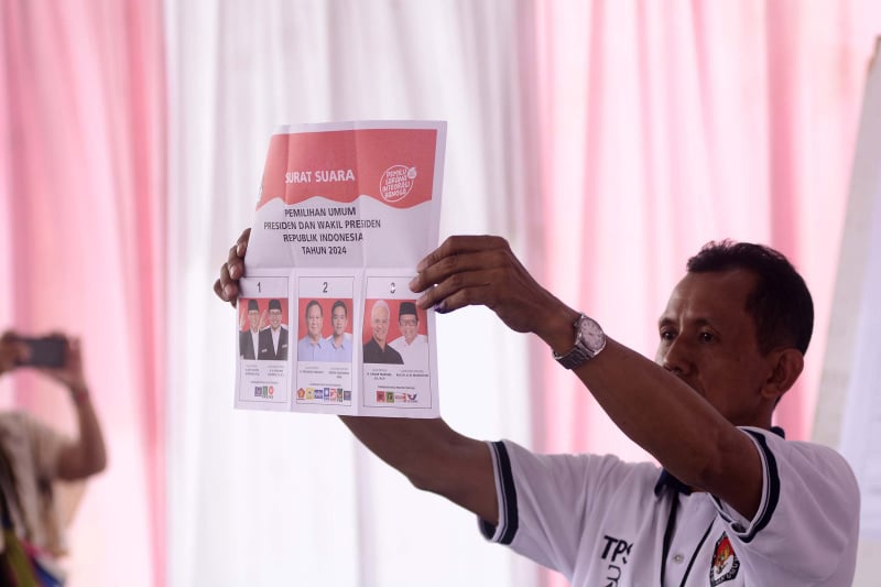 Petugas menunjukkan surat suara