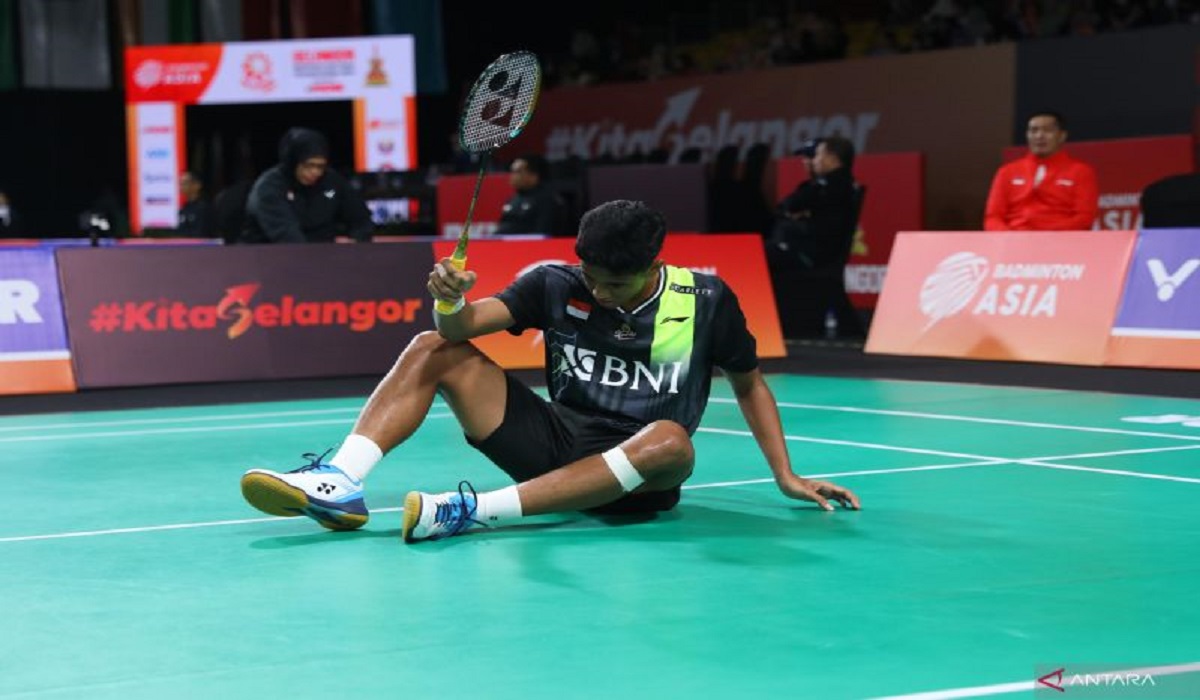 Tunggal putra Indonesia Alwi Farhan tertunduk lesu usai dikalahkan pebulu tangkis Tiongkok Lei lan Xi di BATC 2024