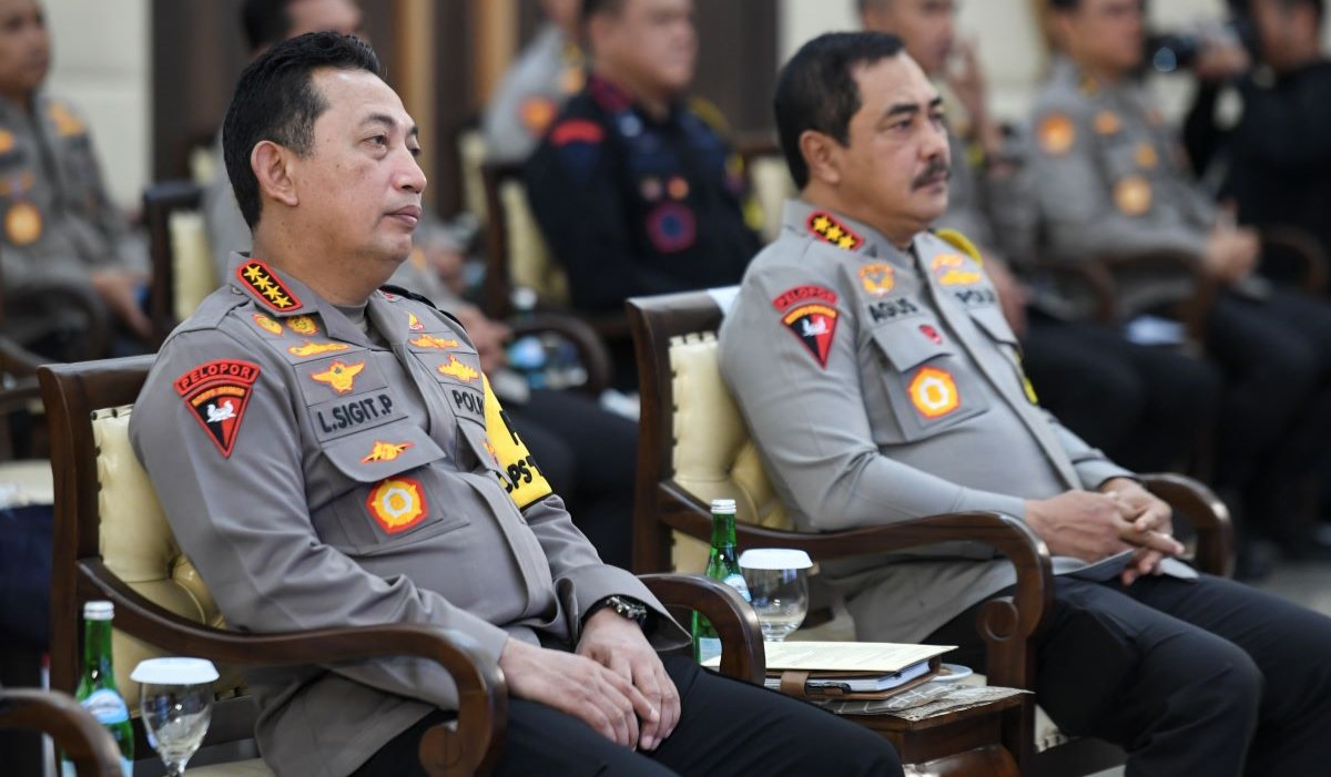 Kapolri Jenderal Pol Listyo Sigit Prabowo (kiri) didampingi Wakapolri Komjen Pol Agus Andrianto
