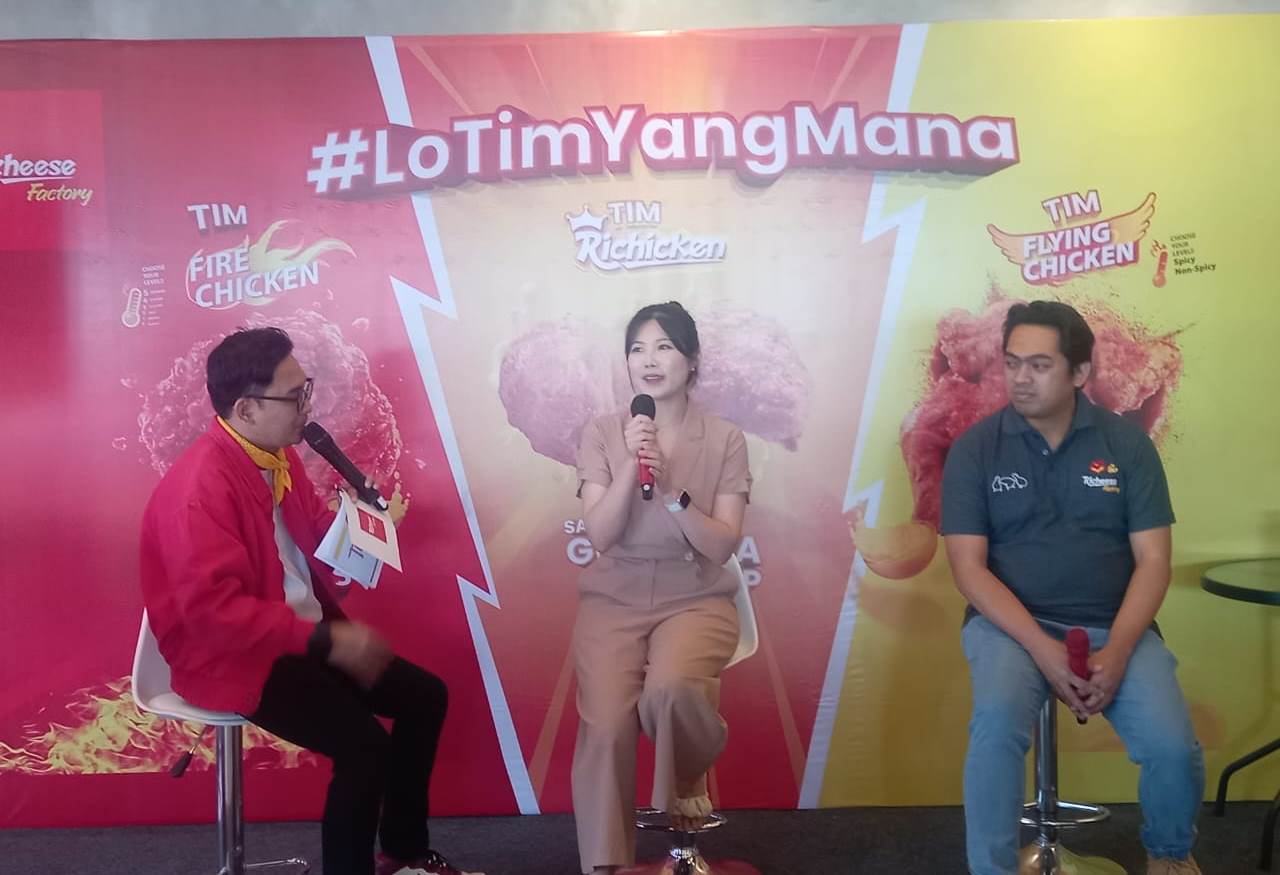 PR Digital Marketing Richeese Factory Jaka Sebastian (kanan) di Richesee Factory, Jakarta, Senin (26/2).