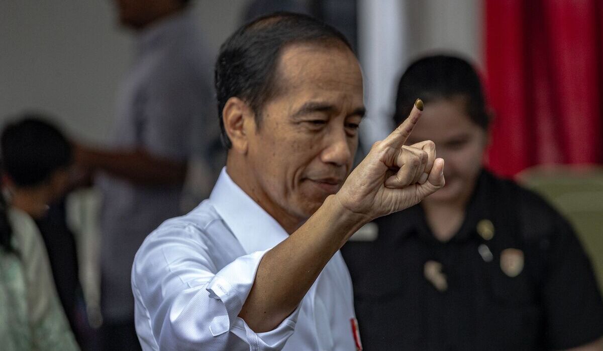 Presiden Joko Widodo usai mencoblos di TPS Gambir, Jakarta.