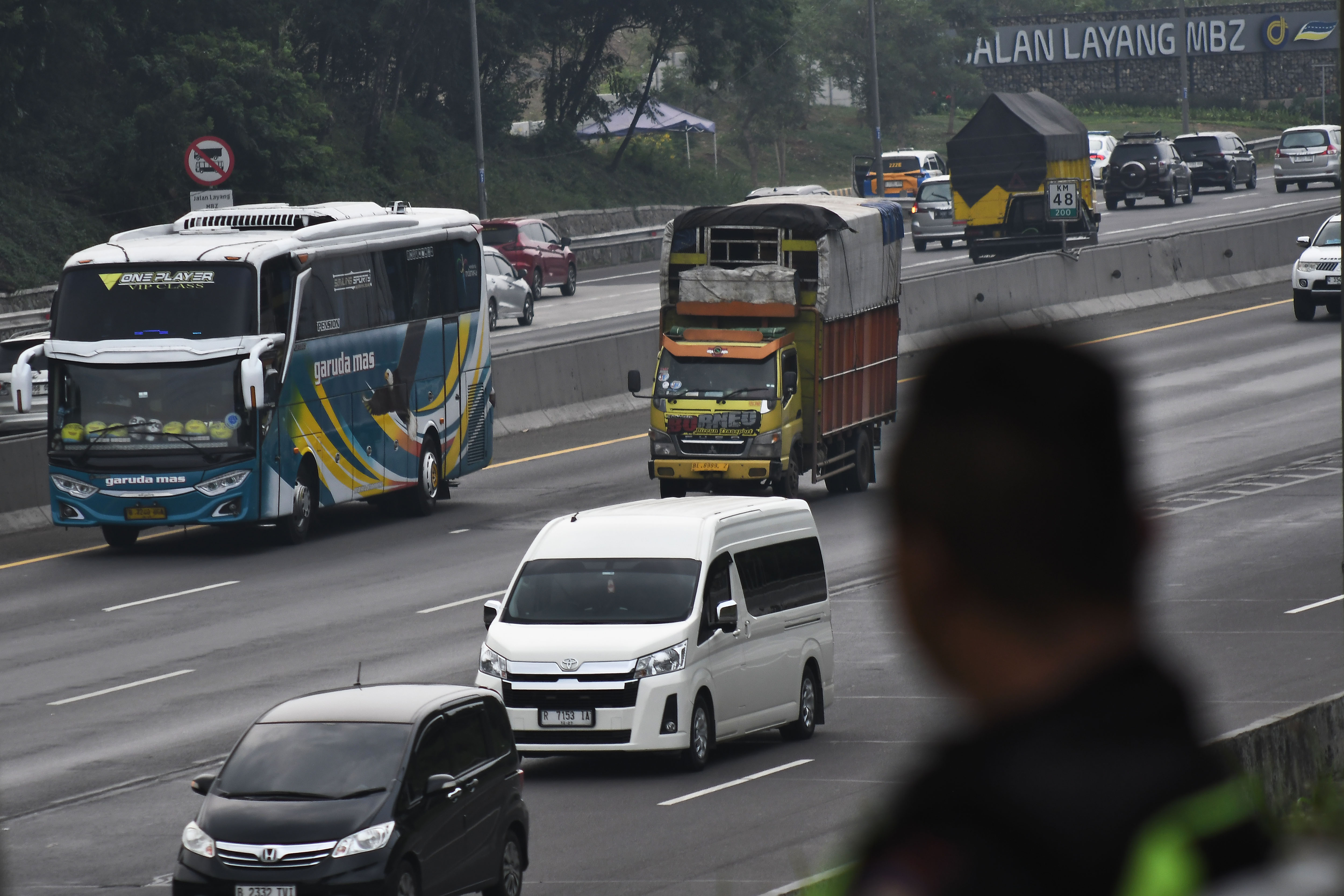 Seorang petugas mengamati sejumlah kendaraan yang melintas di Jalan Tol Jakarta-Cikampek 