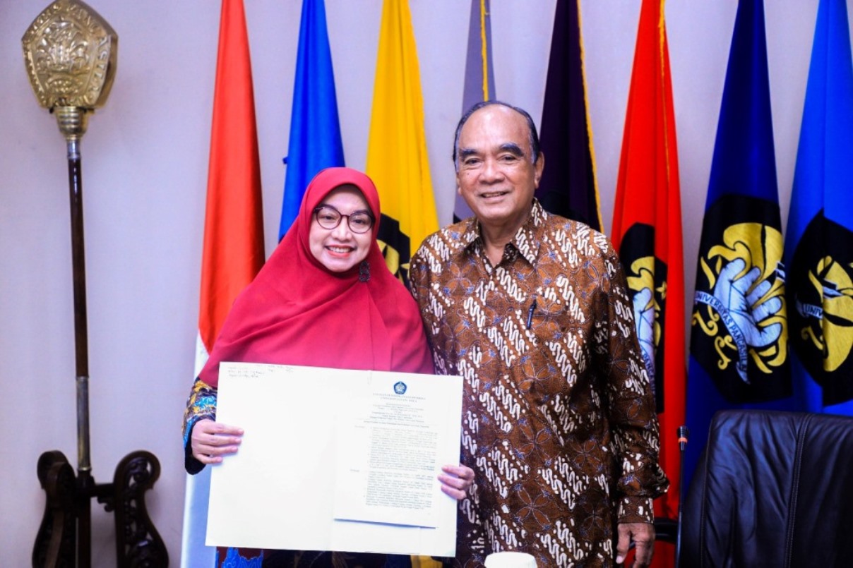 Ketua YPPUP Dr (HC) Ir Siswono Yudo Husodo (kanan) resmi melantik Prof Dr Sri Widyastuti SE MM MSi sebagai Pelaksana Tugas Rektor UP.