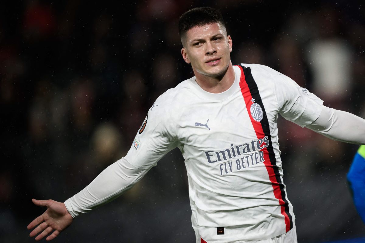 Pemain AC Milan berselebrasi usai cetak gol ke gawang Rennes.