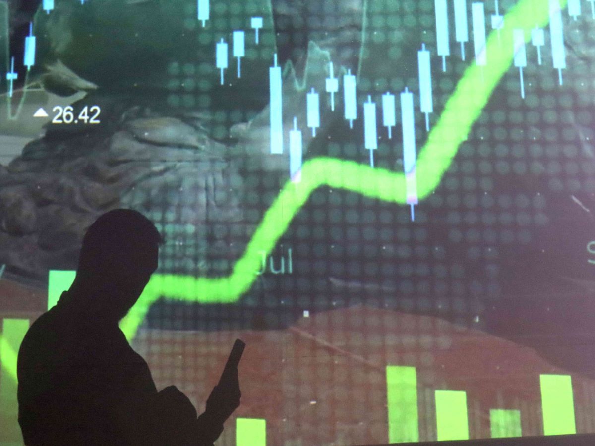 Layar informasi pergerakan Indeks Harga Saham Gabungan (IHSG) di Bursa Efek Indonesia (BEI), Jakarta, Kamis (15/2/2024).