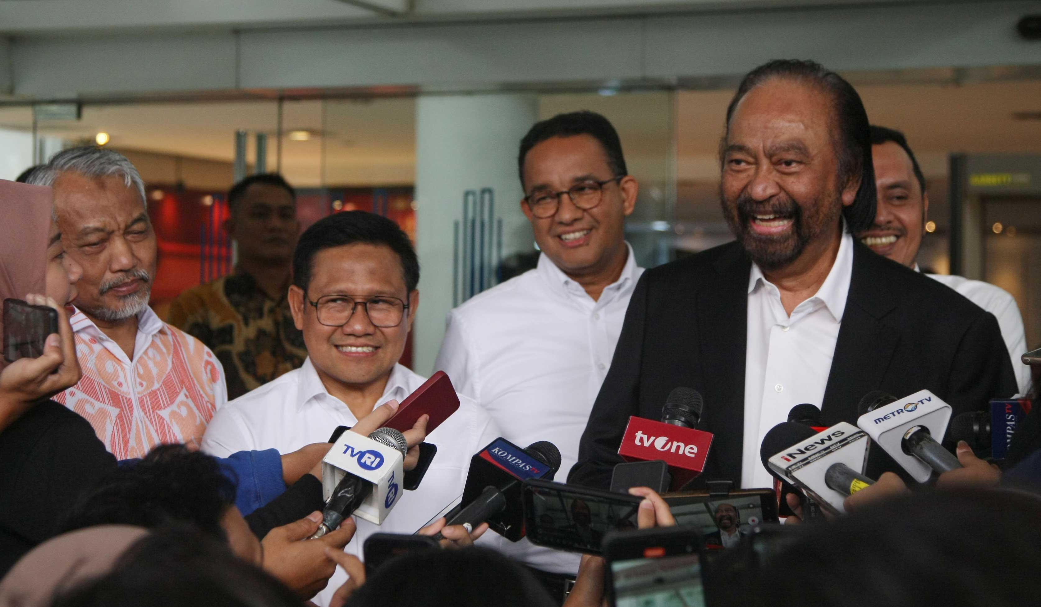 Ketua Umum Partai NasDem Surya Paloh berbicara kepada jurnalis bersama capres Anies Baswedan, cawapres Muhaimin Iskandar