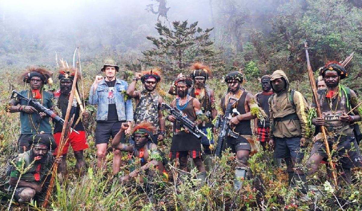 Kapten Philip Mehrtens bersama TPNPB-OPM