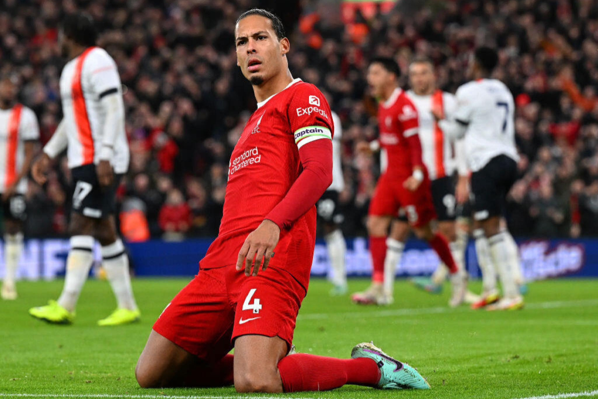 Kapten Liverpool, Virgil van Djik sedang selebrasi setelah berhasil membobol gawang Luton untuk menyamakan kedudukan menjadi 1-1