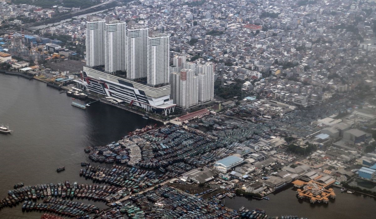 Foto udara pelabuhan dan bangunan di kawasan pesisir utara Jakarta, Rabu (17/1/2024).
