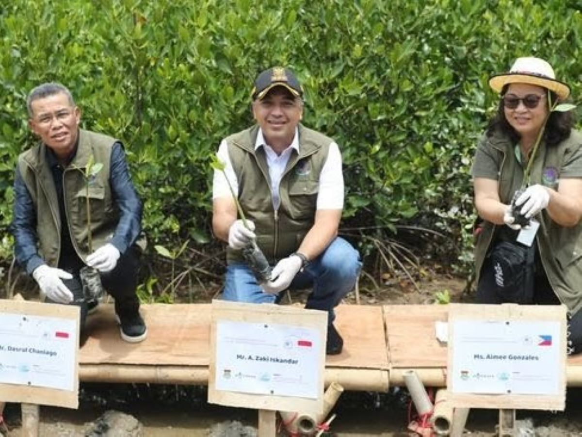 Ahmed Zaki Iskandar dengan latar belakang hutan mangrove di Kabupaten Tangerang.