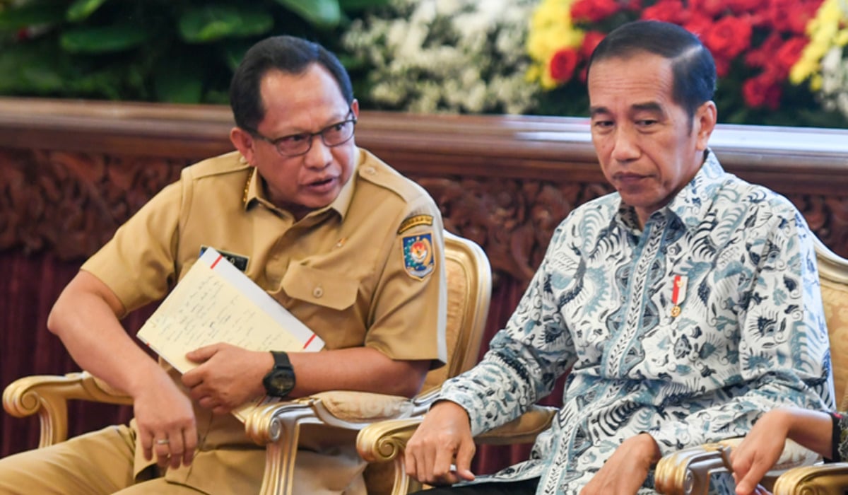 Presiden Joko Widodo (tengah) didampingi Mendagri Tito Karnavian (kiri).