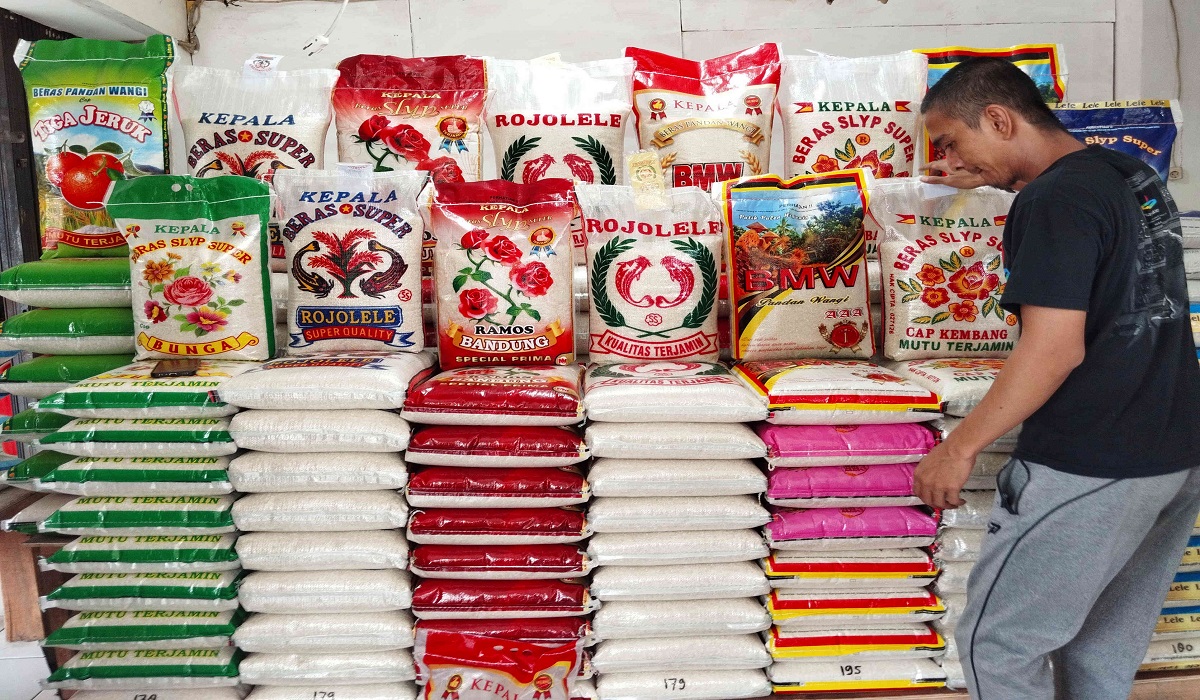 Pedagang menata beras medium di Pasar Kramat Jati, Jakarta