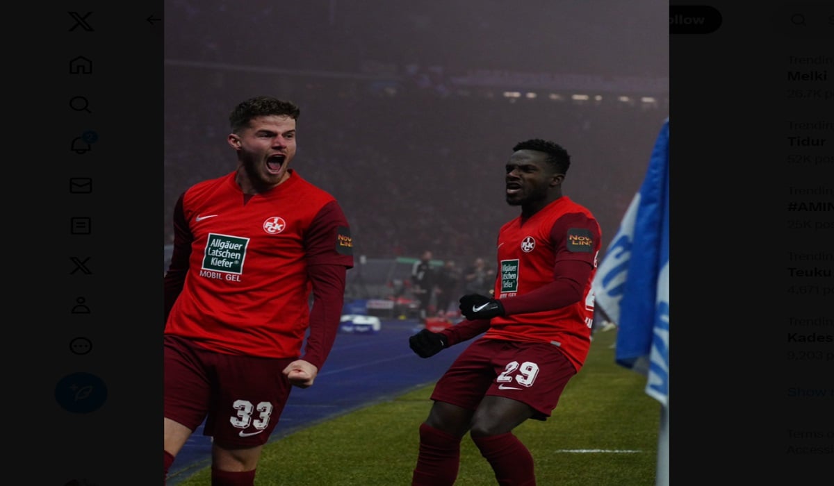 Para pemain Kaiserslautern melakukan selebrasi usai mencetak gol ke gawang Hertha Berlin di laga DFB Pokal