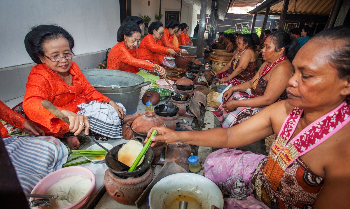 Ilustrasi: kerabat dan abdi dalem Keraton Yogyakarta membuat kue apem saat tradisi Apeman