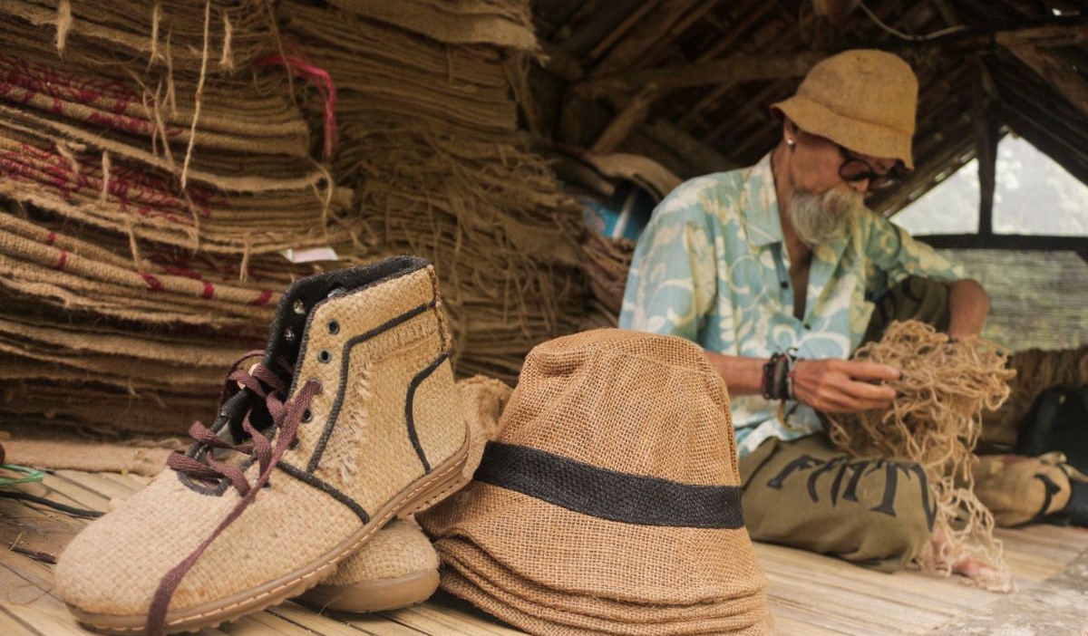 Ilustrasi: perajin menunjukkan kerajinan berbahan karung goni di Kadudampit, Kabupaten Sukabumi, Jawa Barat