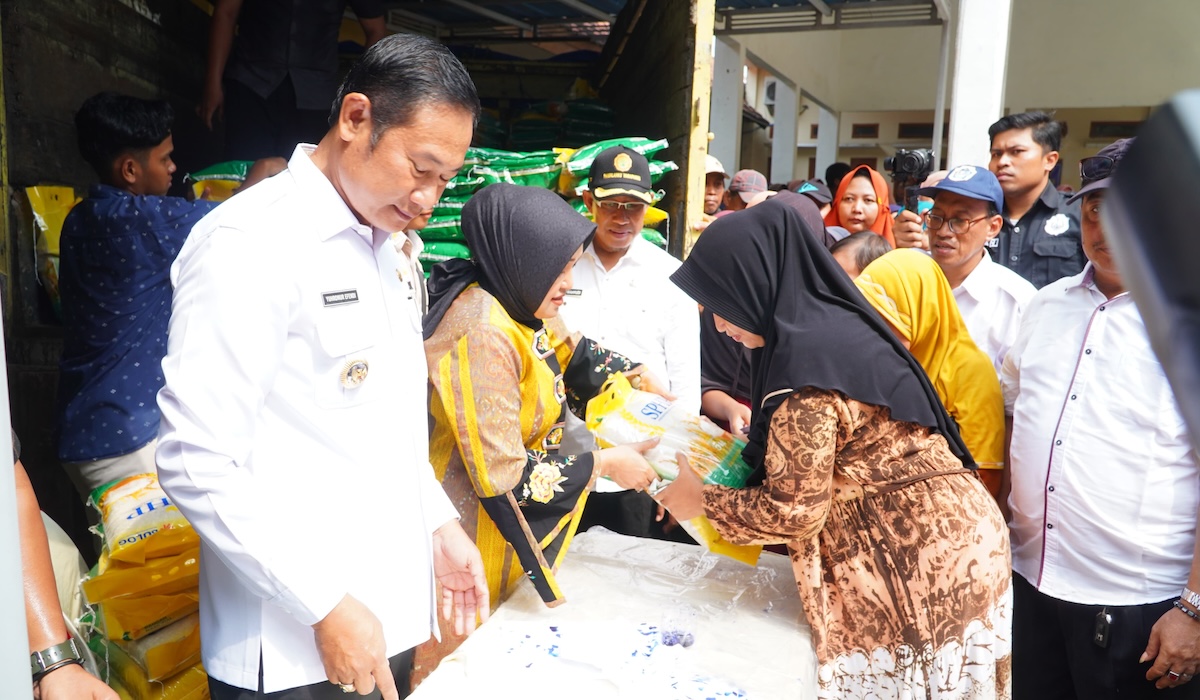 Bupati Lamongan Yuhronur Effendi saat operasi pasar