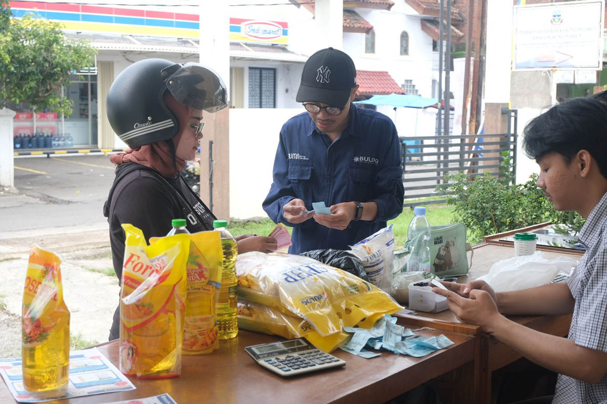 Pemkab Garut, Jawa Barat menggelar operasi pasar murah bekerja sama dengan Bulog untuk menstabilkan kebutuhan harga beras di pasaran.