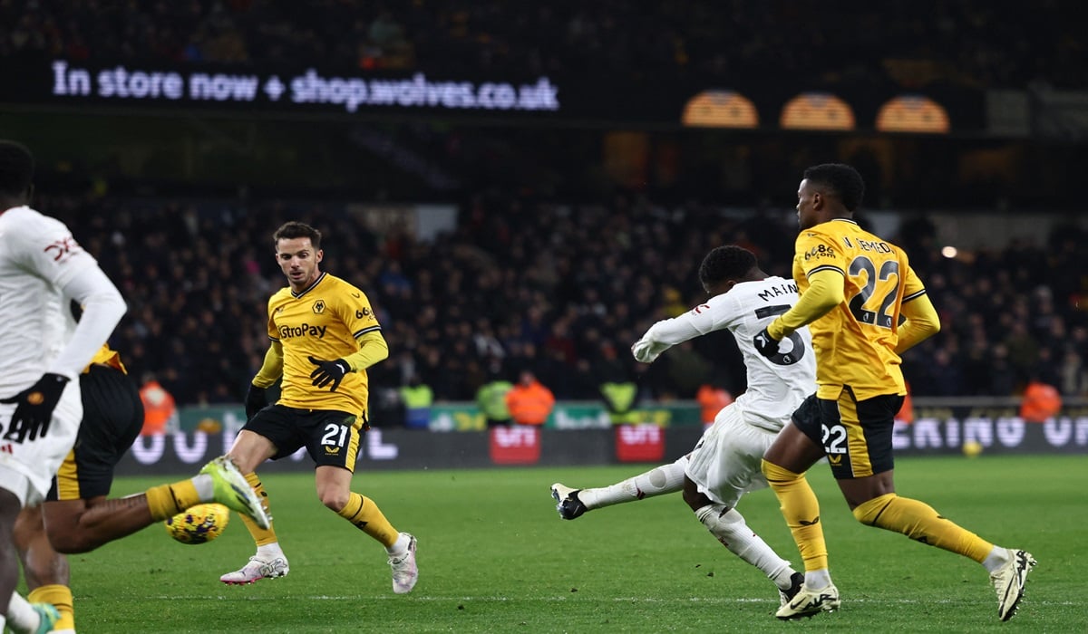 Gelandang Manchester United Kobbie Mainoo melepaskan tendangan yang menjebol gawang Wolverhampton Wanderers di laga Liga Primer Inggris.