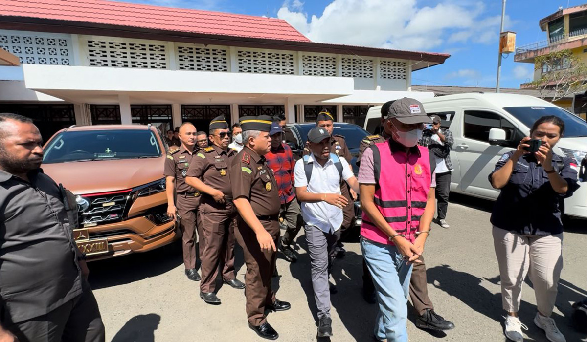 Buronan Kejaksaan Agung berinisial JB (rompi merah) ditangkap petugas di Makassar, Sulawesi Selatan pada Senin (26/2).