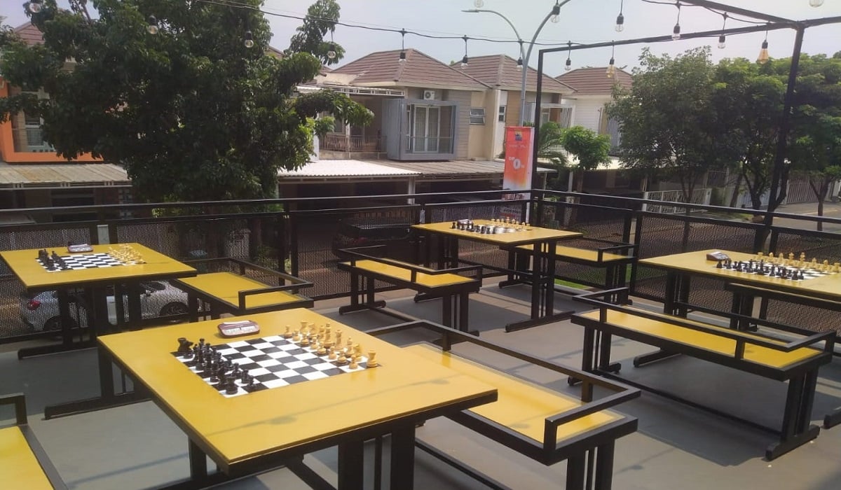 Suasana desain luar ruang (outdoor) Check, Mate Cafe