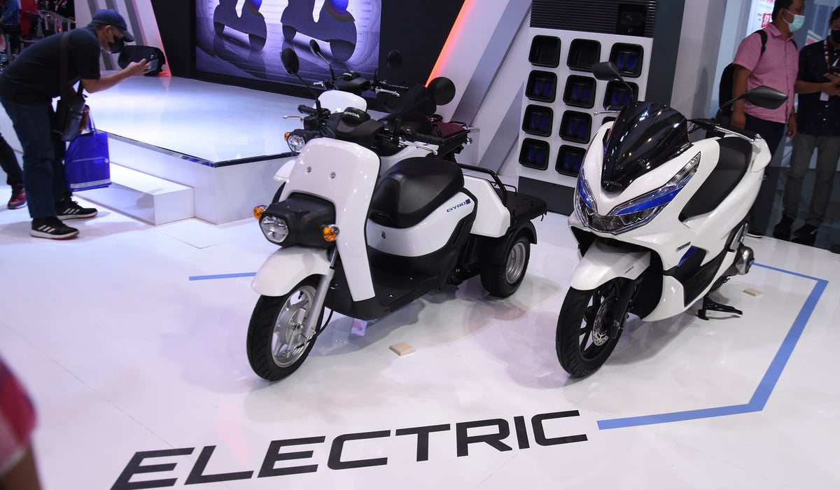 Pengunjung mengamati motor listrik Honda dalam Indonesia Motorcycle Show (IMOS) 2022.
