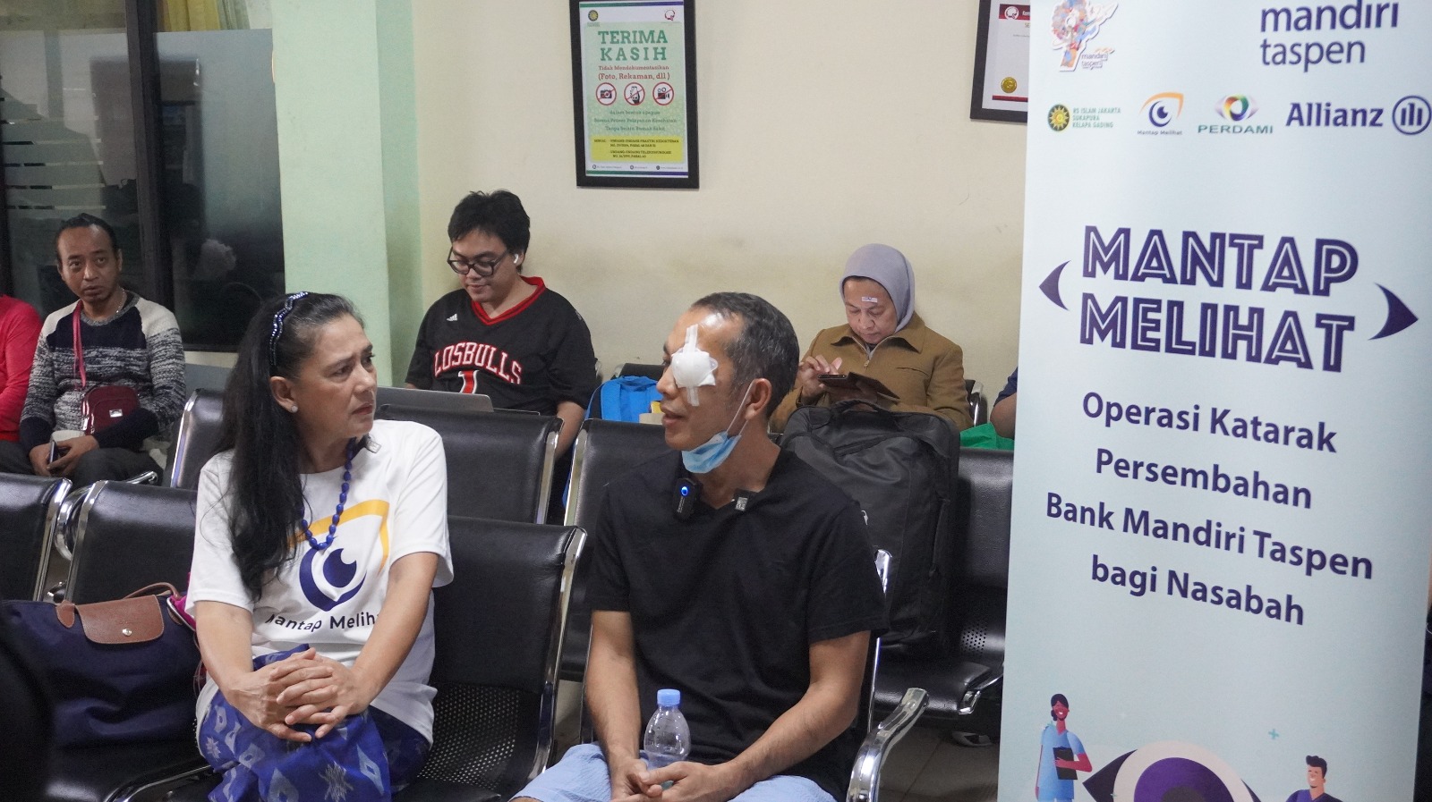 Artis Lydia Kandou (kiri) berbincang dengan pasien operasi katarak gratis Bank Mandiri Taspen.
