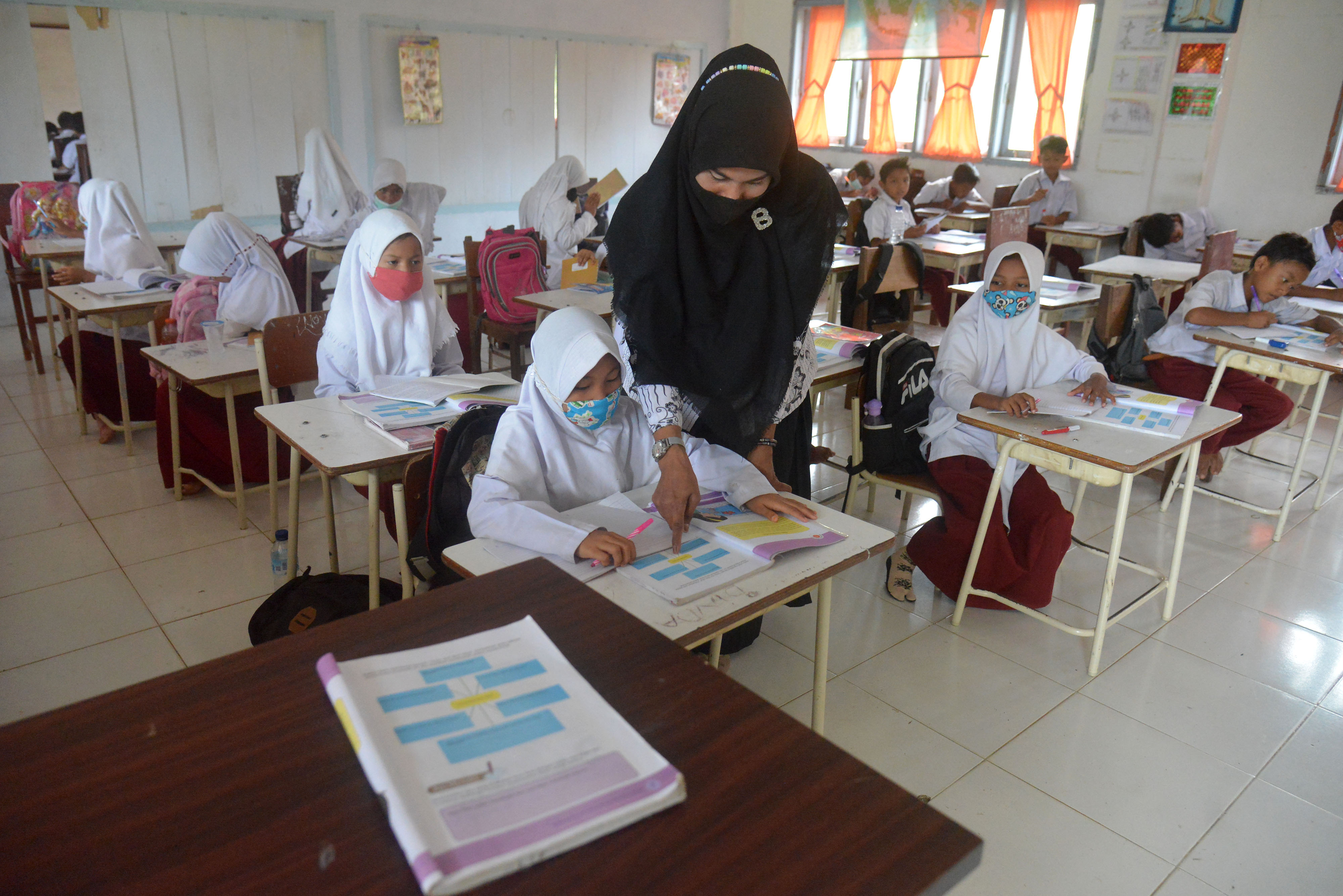 Sejumlah murid mengikuti proses belajar mengajar di Sekolah Dasar Negeri, Desa Panca,Kecamatan Lembah Seulawah, Kabupaten Aceh Besar, Aceh.