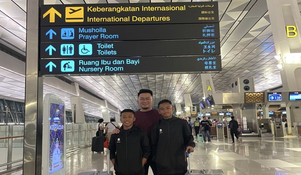 CEO The Footballicious Andhika Suksmana bersama dua pemain yang berangkat ke Real Sociedad, Andika Habibulloh dan Muhammad Iqbal Maulana.