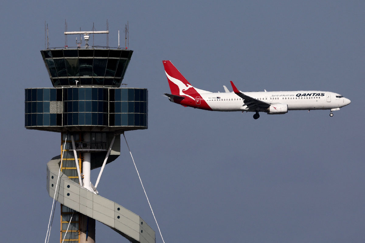 Qantas melaporkan penurunan laba bersih paruh tahun, namun menyatakan reputasinya telah 
