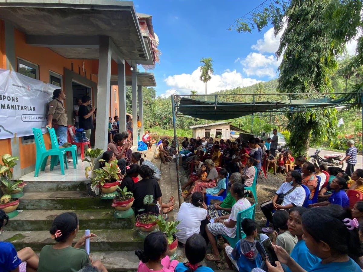 Distribusi bantuan di Kantor Desa Dulipali.