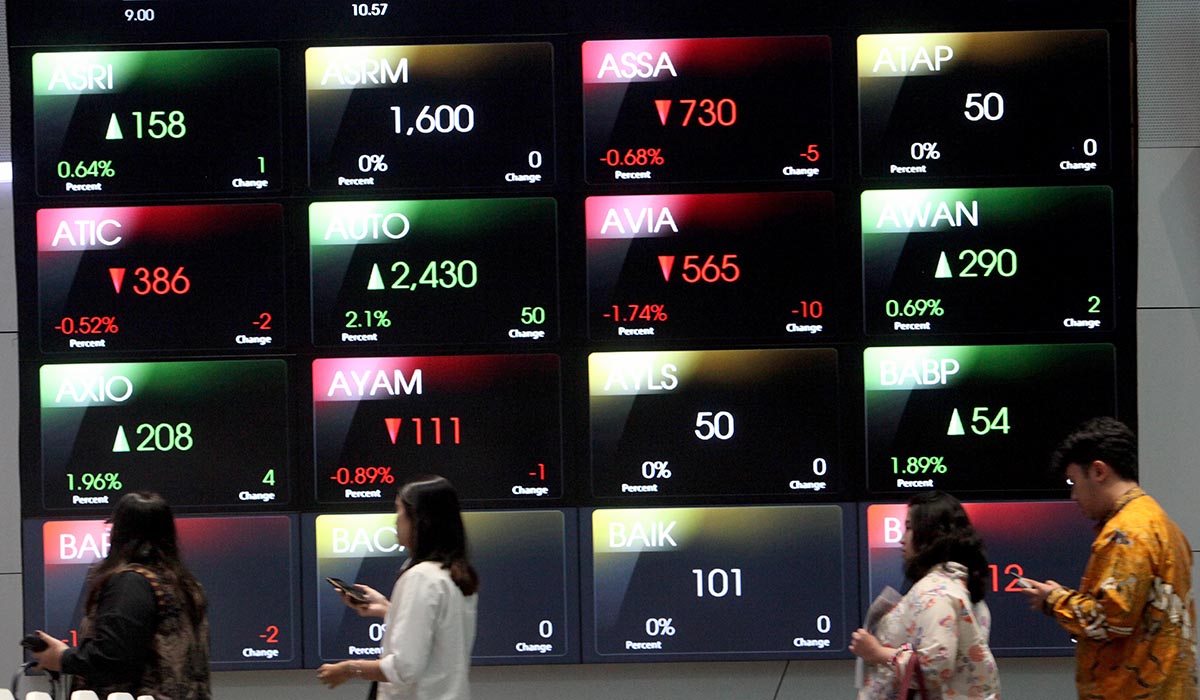 Pergerakan saham-saham yang terpampang pada layar elektronik di Bursa Efek Indonesia (BEI), Jakarta, Senin (26/2/2024).