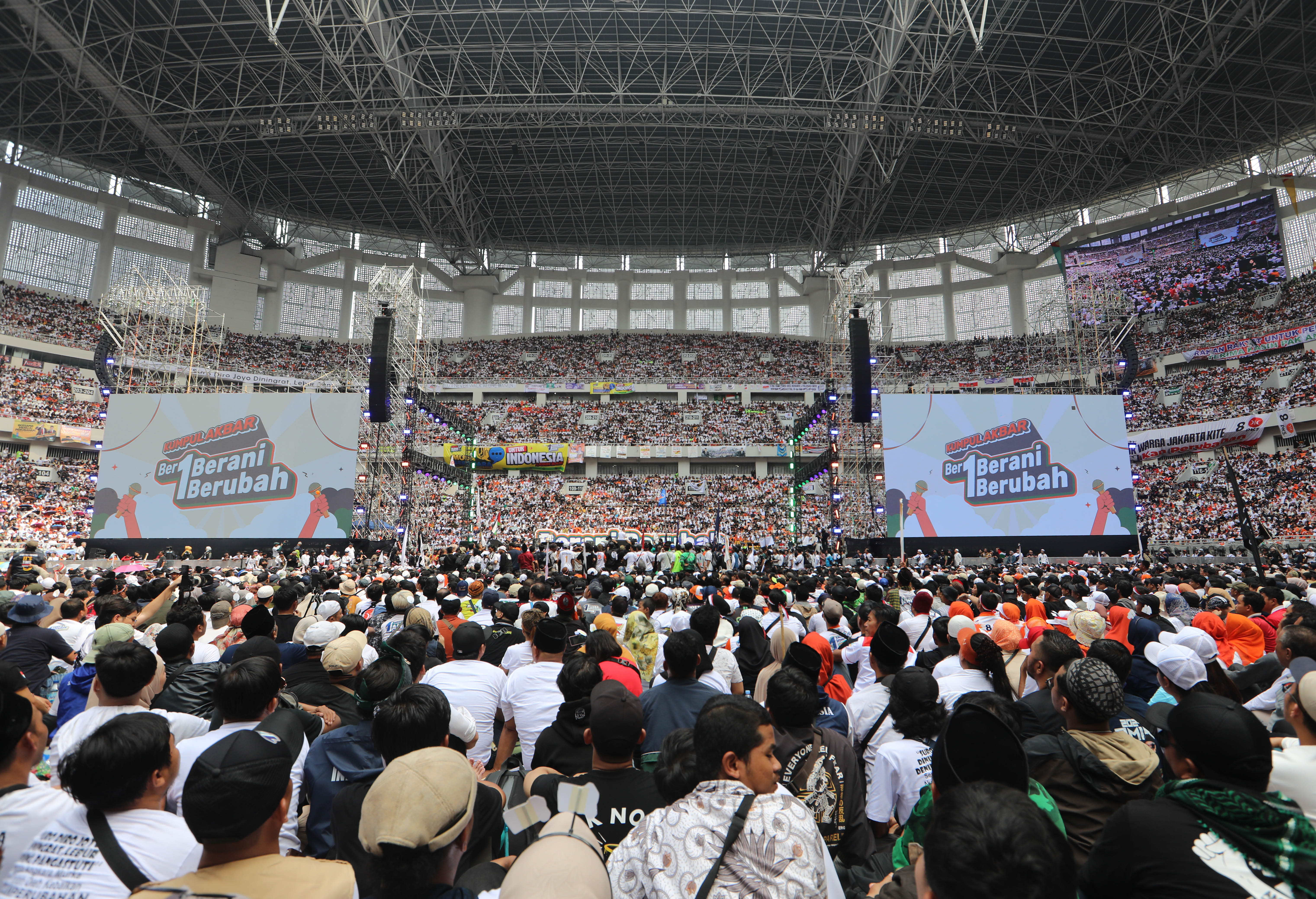 Massa menghadiri kampanye akbar Calon Presiden dan Calon Wakil Presiden nomor urut 1 Anies Baswedan dan Muhaimin Iskandar di JIS