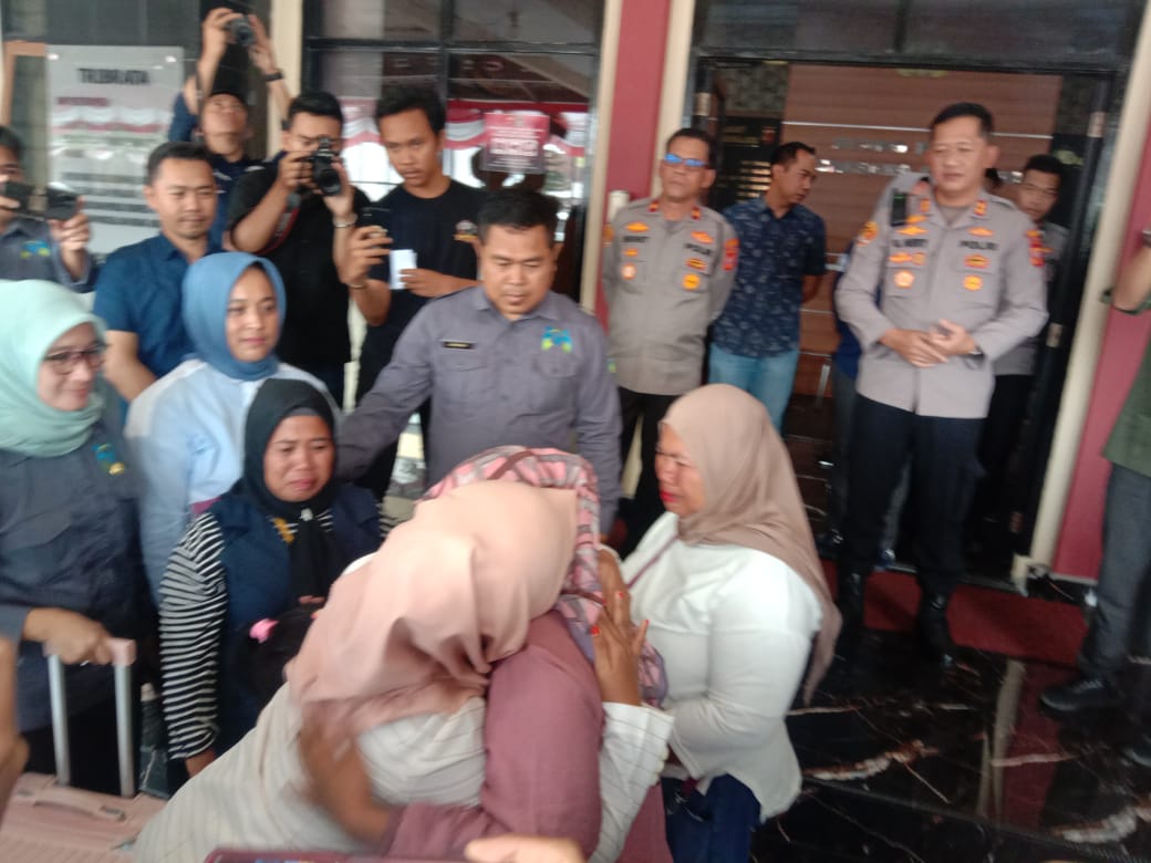 Seorang korban tindak pidana perdagangan orang saat bertemu keluarganya kembali