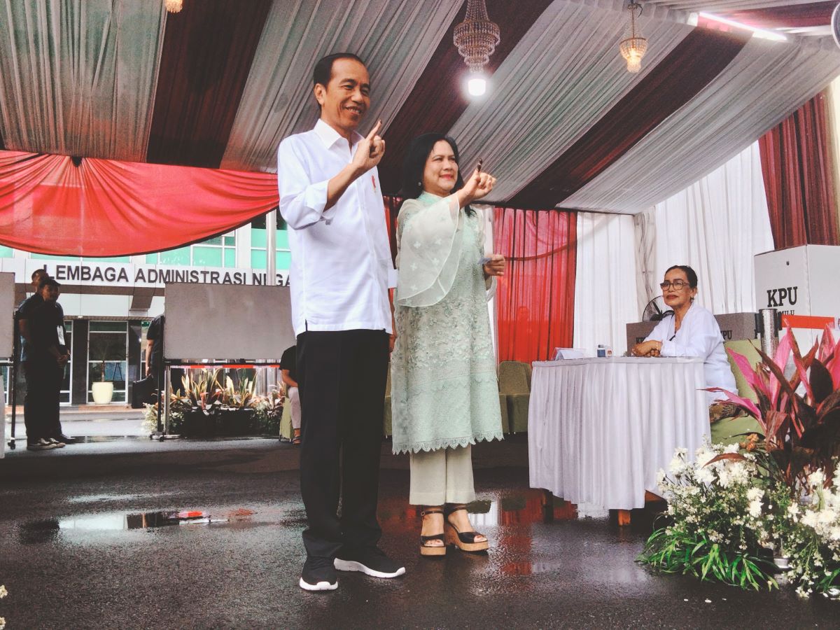 Presiden Jokowi dan Iriana Jokowi memberikan hak suara di gambir, Jakarta Pusat.