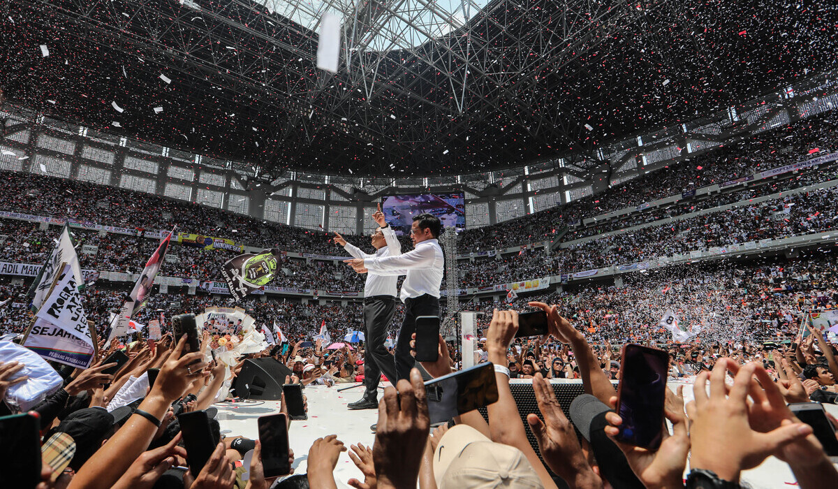 Anies Baswedan dan Muhaimin Iskandar menyapa massa seusai menyampaikan pidato politik saat kampanye akbar di JIS.