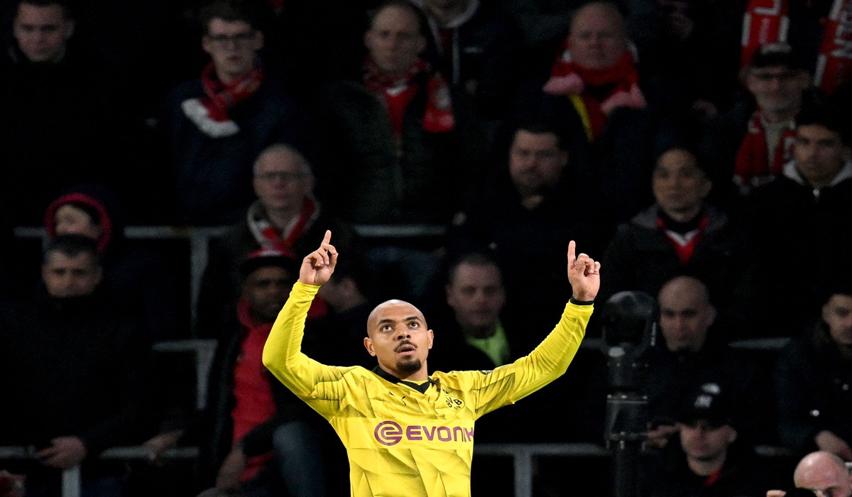 Penyerang Borussia Dortmund Donyell Malen melakukan selebrasi usai mencetak gol ke gawang PSV di laga Liga Champions. 
