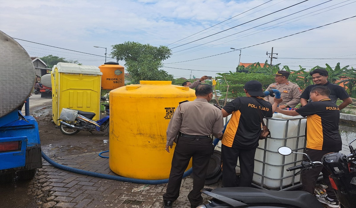 Polsek Tanggulangin berikan bantuan air bersih di desa terdampak banjir di Sidoarjo