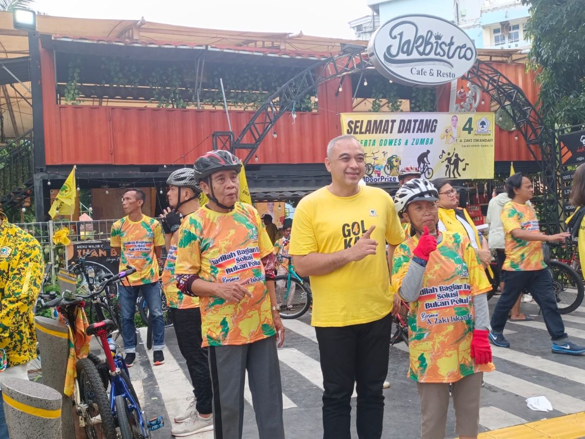 Ahmed Zaki Iskandar (tengah).