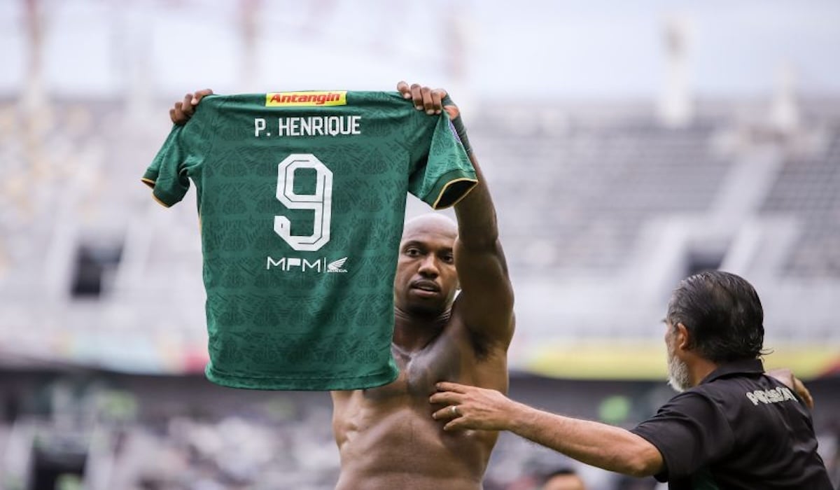 Penyerang Persebaya Surabaya Paulo Henrique merayakan gol ke gawang Bhayangkara Presisi FC