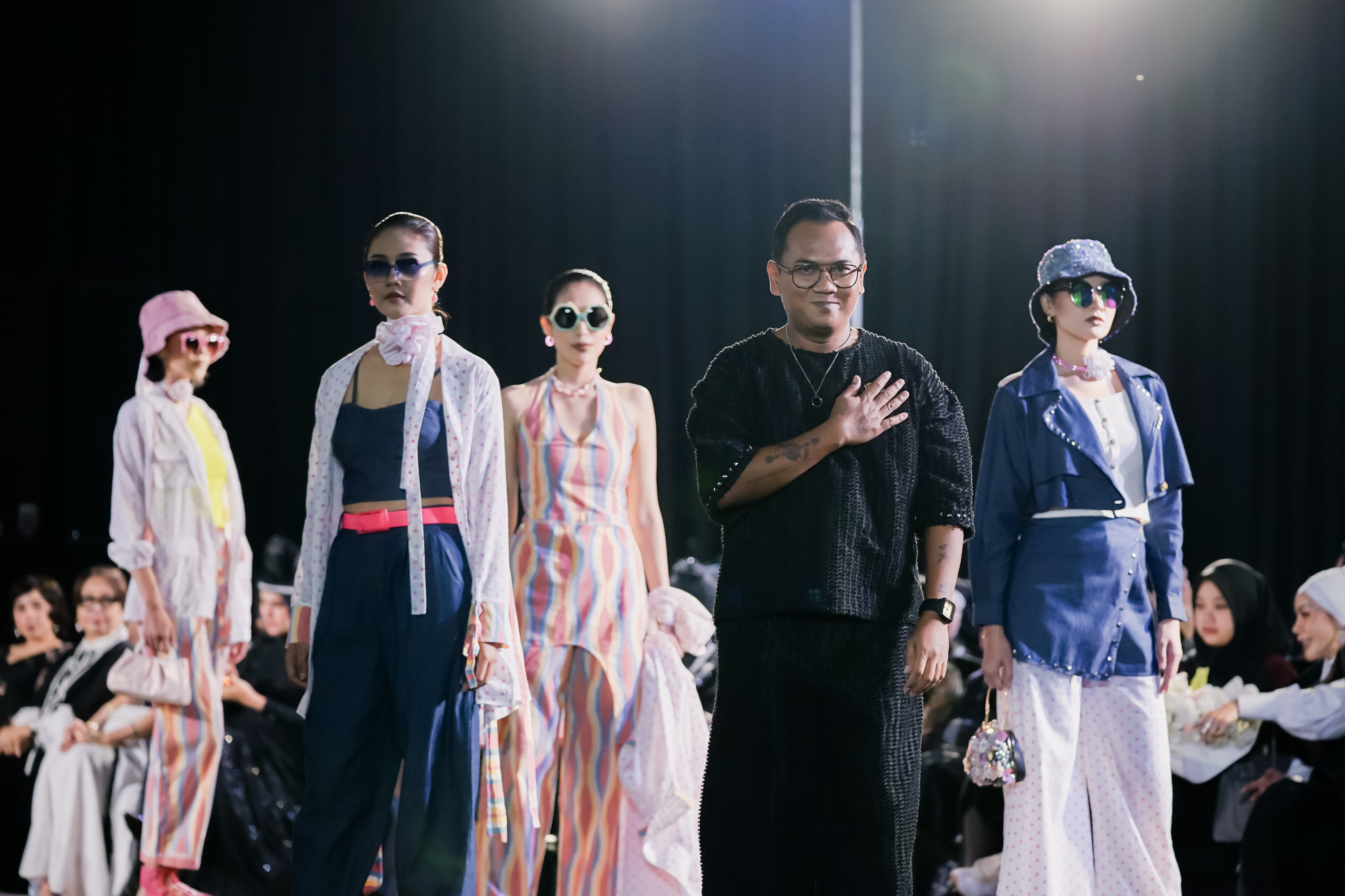 Desainer Sutardi (dua dari kanan) bersama para model yang mengekan rancangannya 