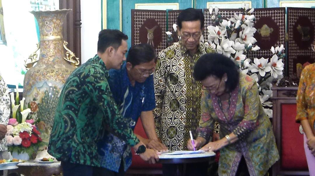 Penyerahan undangan memilih dari KPU di Kraton Yogyakarta, disaksikan Sri Sultan HB X.