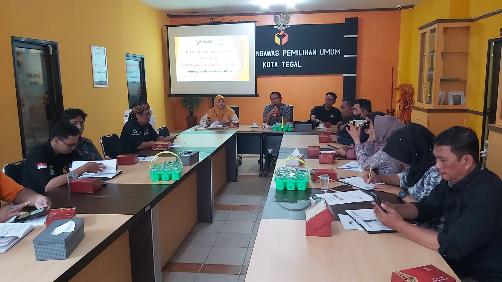 Ilustrasi Bawaslu Tegal, Jawa Tengah, mengimbau pengurus parpol untuk melepas APK sebelum masa tenang kampanye.