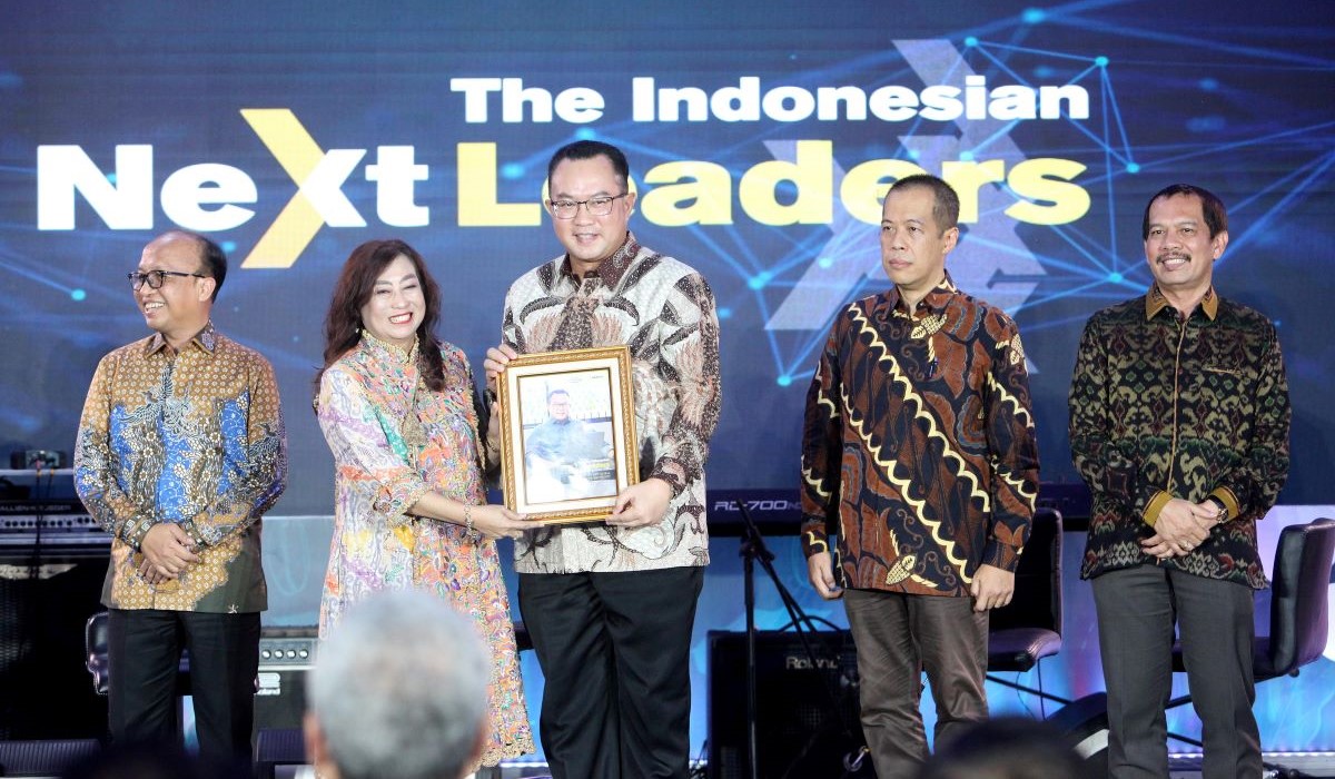  Rektor IPB Arif Satria (tengah) menerima penghargaan sebagai salah satu tokoh yang terpilih dalam The Indonesia Next Leaders