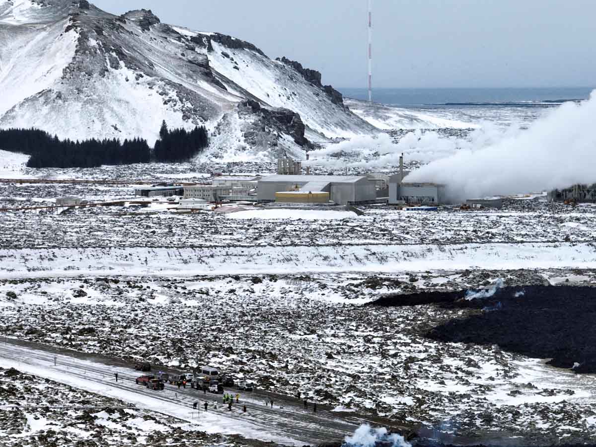 Polisi Islandia mengumumkan penduduk Grindavik yang sebelumnya dievakuasi karena erupsi gunung berapi, sekarang diizinkan kembali. 