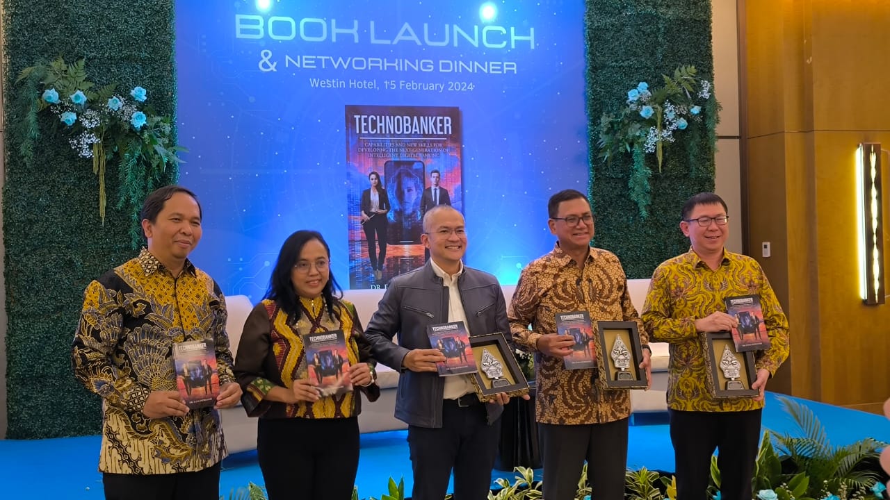Dr Elisa Indriasari  (kedua kiri) dalam peluncuran buku karyanya Tecnobanker di Jakarta.