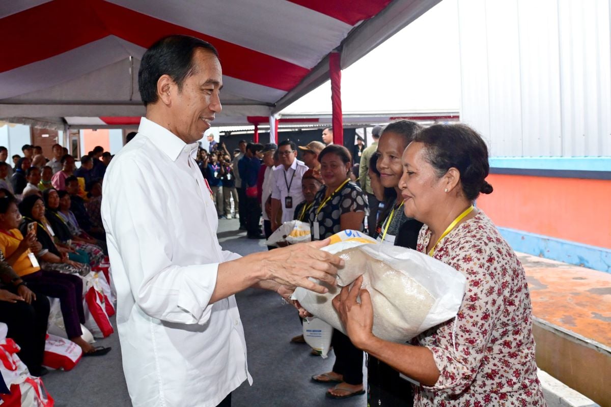 Presiden Jokowi memberikan bantuan beras kepada mas